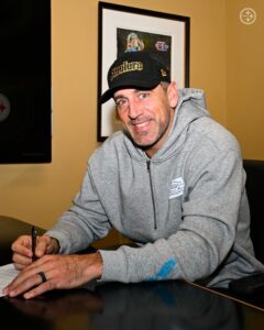 After A Long Wait Aaron Rodgers Officially Signed With The Pittsburgh Steelers